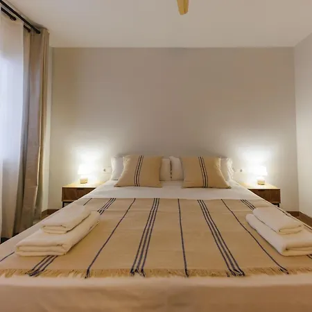 Bravissimo Figuerola, Spacious 3-bedroom Lägenhet *