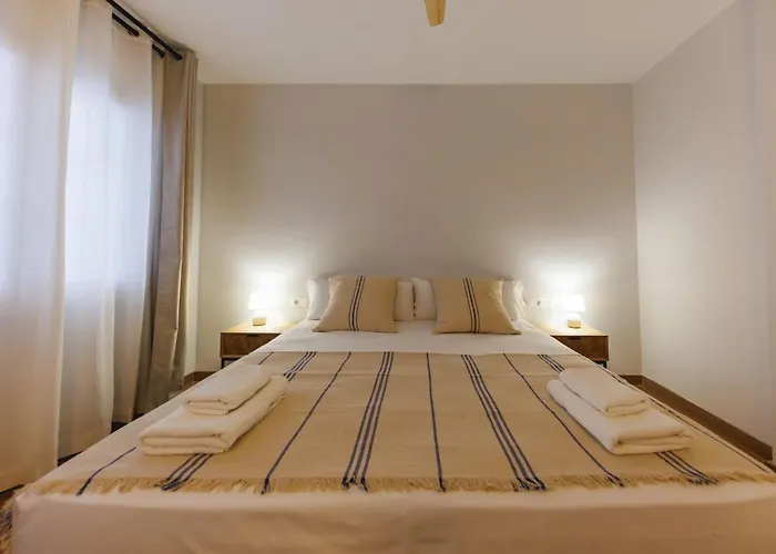 Bravissimo Figuerola, Spacious 3-bedroom Lägenhet *