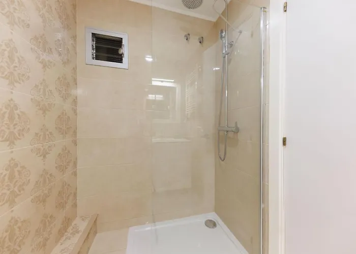 Bravissimo Figuerola, Spacious 3-bedroom Lägenhet